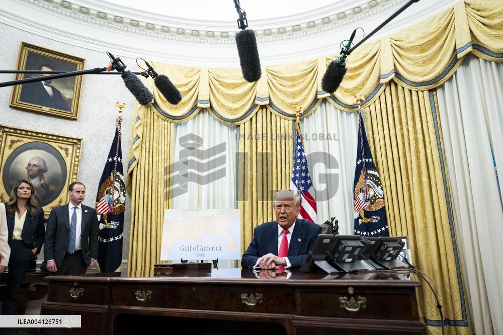 US President Donald Trump Signs Executive Order Pausing USMCA Tariffs