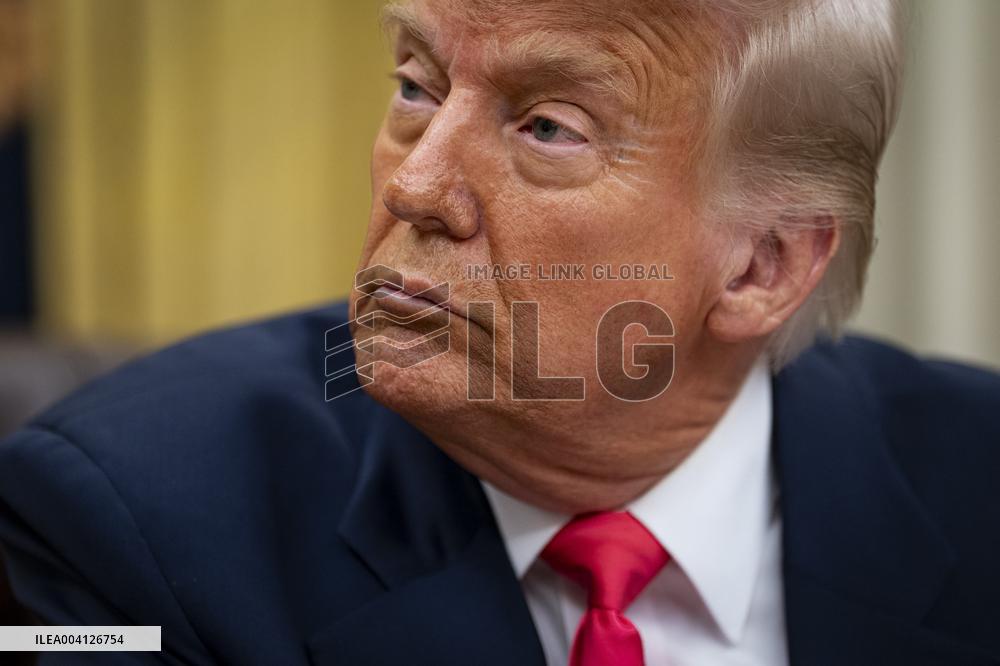 US President Donald Trump Signs Executive Order Pausing USMCA Tariffs