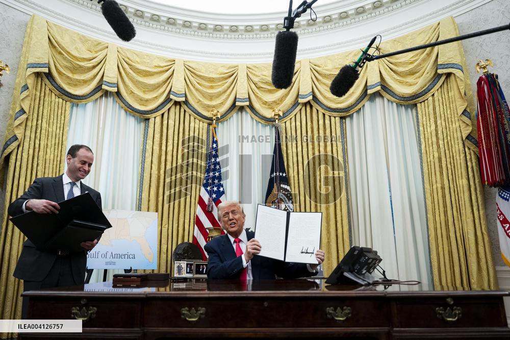 US President Donald Trump Signs Executive Order Pausing USMCA Tariffs