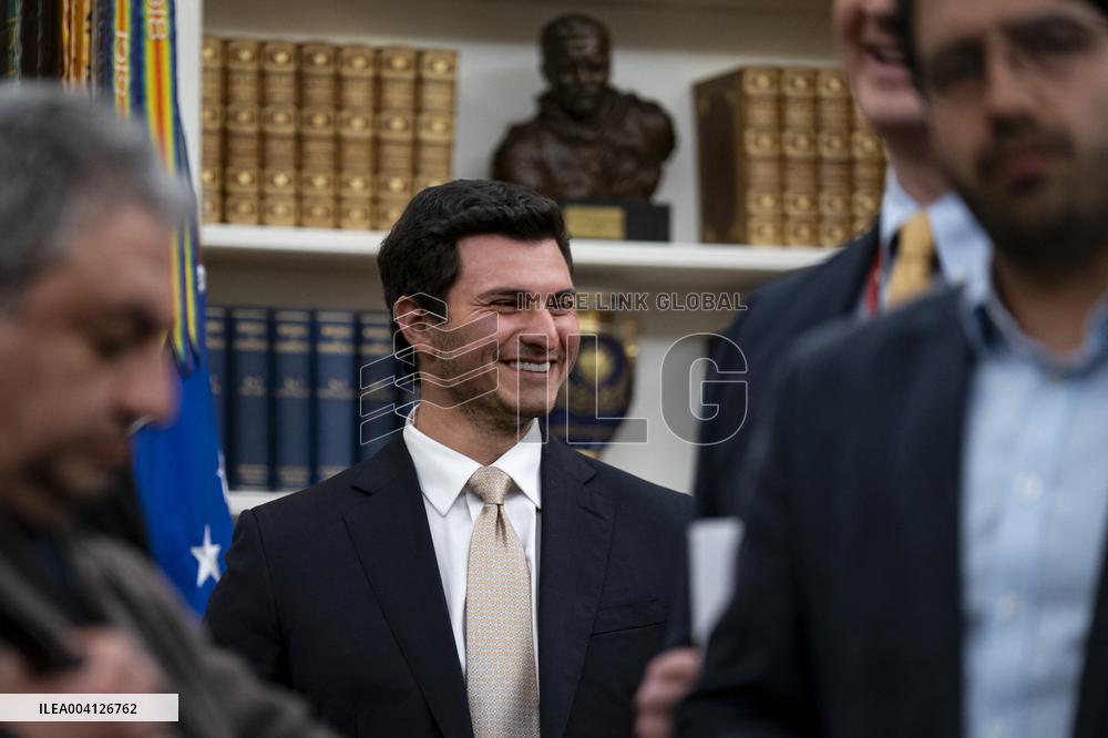 US President Donald Trump Signs Executive Order Pausing USMCA Tariffs