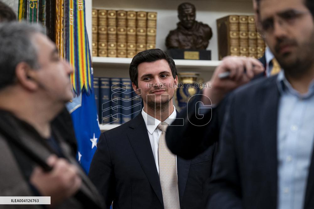 US President Donald Trump Signs Executive Order Pausing USMCA Tariffs