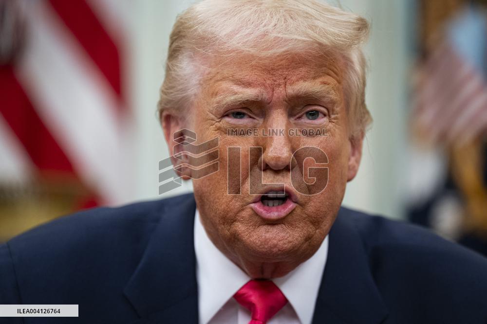 US President Donald Trump Signs Executive Order Pausing USMCA Tariffs