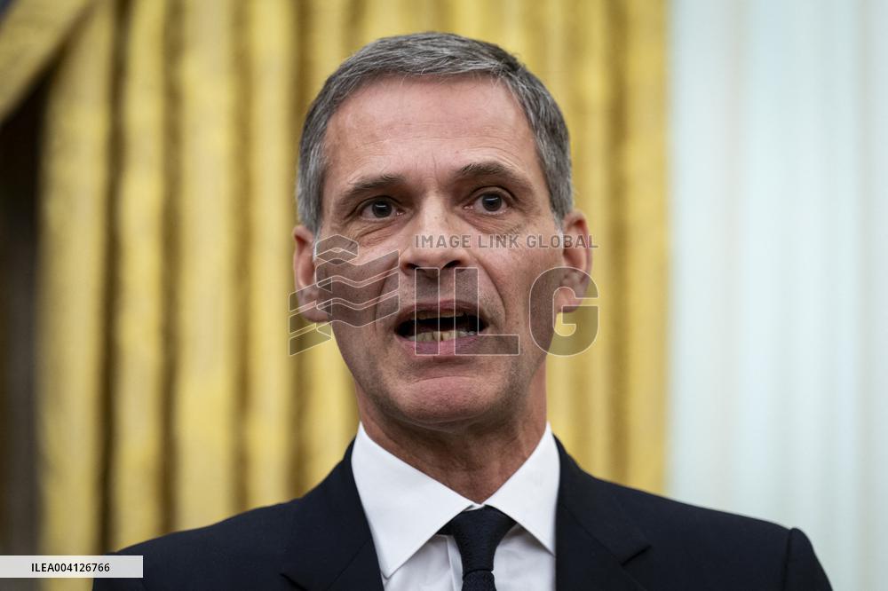 US President Donald Trump Signs Executive Order Pausing USMCA Tariffs