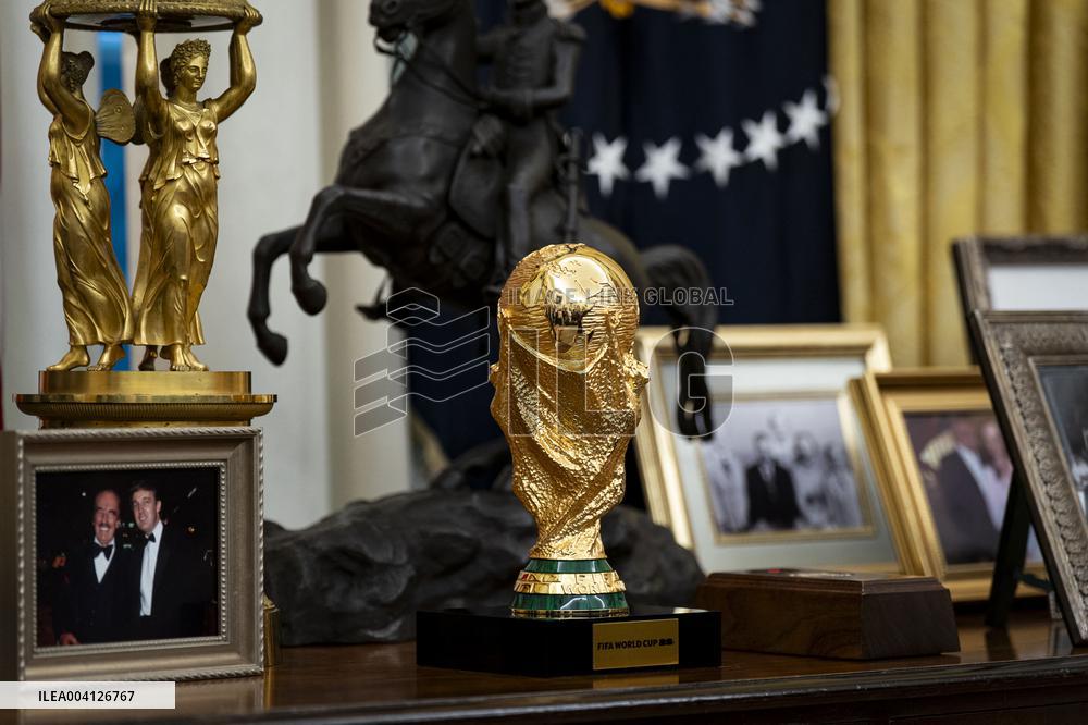 US President Donald Trump Signs Executive Order Pausing USMCA Tariffs