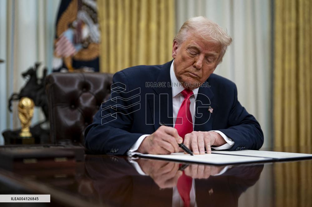 US President Donald Trump Signs Executive Order Pausing USMCA Tariffs