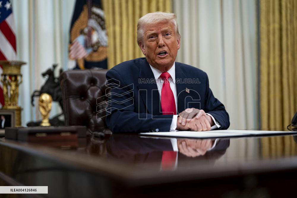 US President Donald Trump Signs Executive Order Pausing USMCA Tariffs