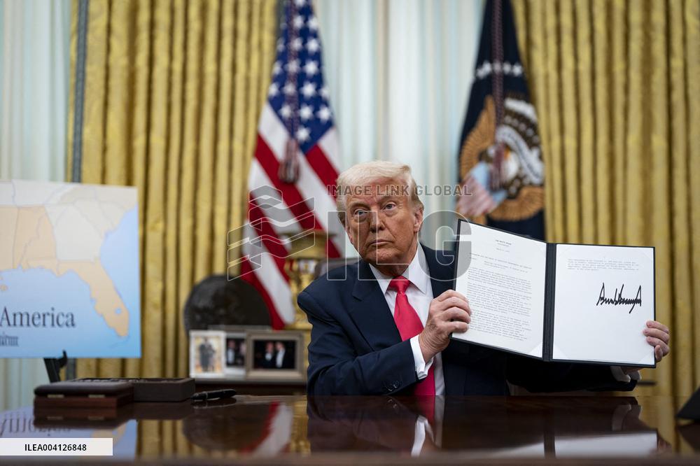 US President Donald Trump Signs Executive Order Pausing USMCA Tariffs