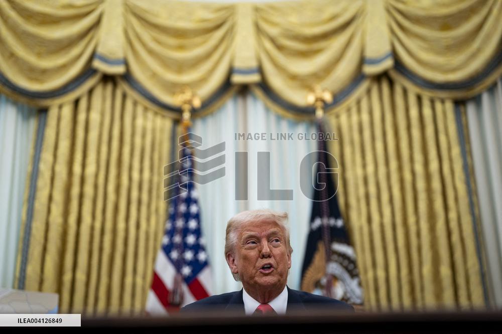 US President Donald Trump Signs Executive Order Pausing USMCA Tariffs