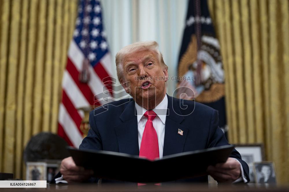 US President Donald Trump Signs Executive Order Pausing USMCA Tariffs