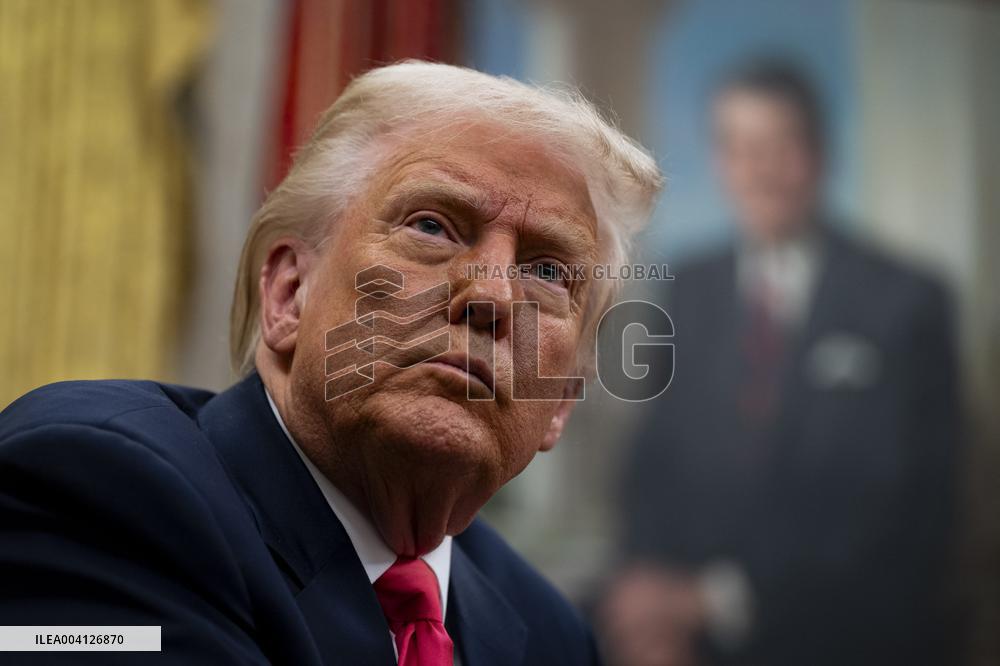 US President Donald Trump Signs Executive Order Pausing USMCA Tariffs