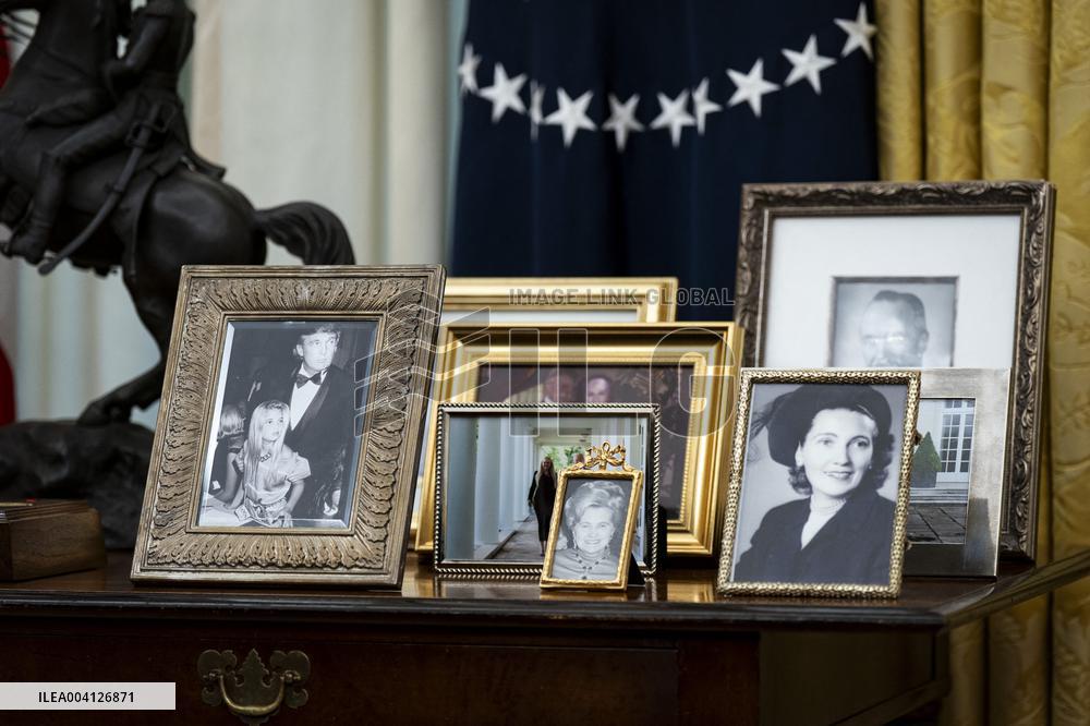 US President Donald Trump Signs Executive Order Pausing USMCA Tariffs