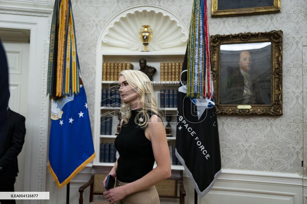 US President Donald Trump Signs Executive Order Pausing USMCA Tariffs