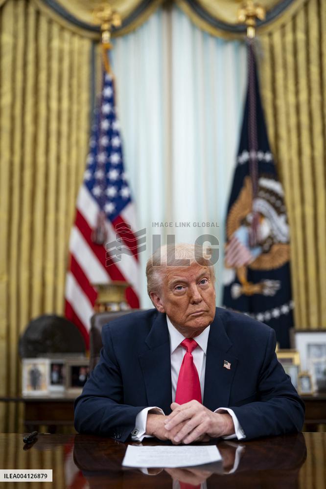 US President Donald Trump Signs Executive Order Pausing USMCA Tariffs