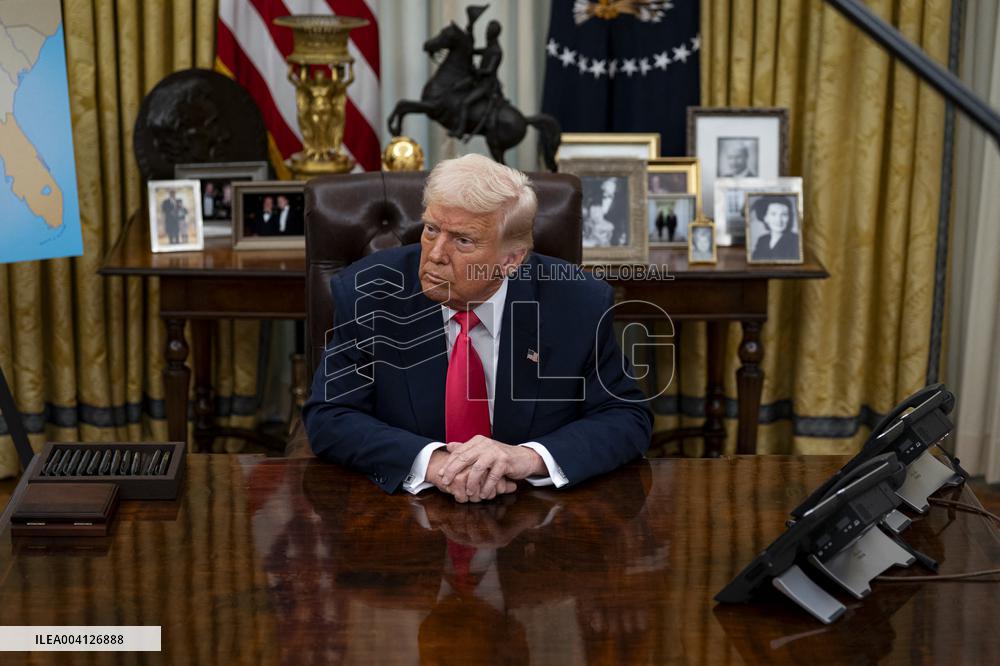 US President Donald Trump Signs Executive Order Pausing USMCA Tariffs