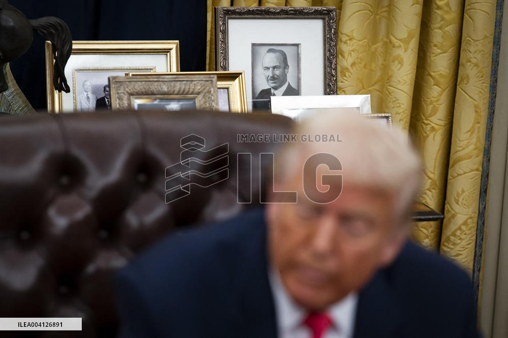 US President Donald Trump Signs Executive Order Pausing USMCA Tariffs