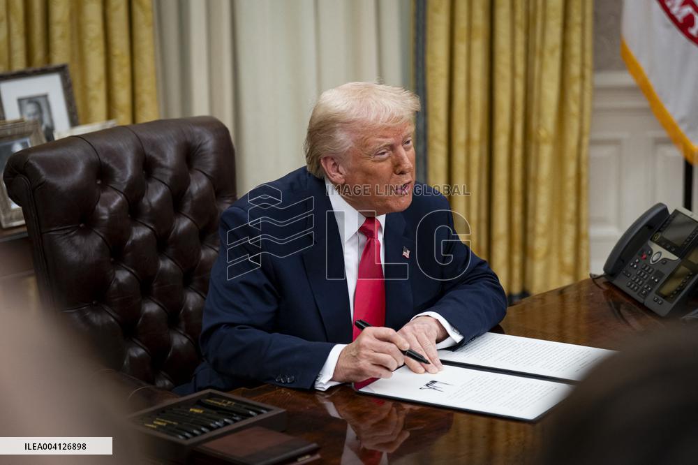 US President Donald Trump Signs Executive Order Pausing USMCA Tariffs