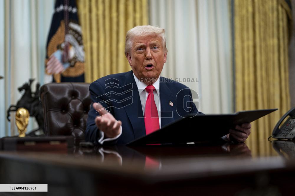 US President Donald Trump Signs Executive Order Pausing USMCA Tariffs