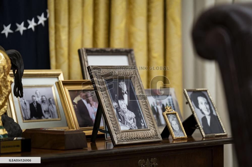 US President Donald Trump Signs Executive Order Pausing USMCA Tariffs