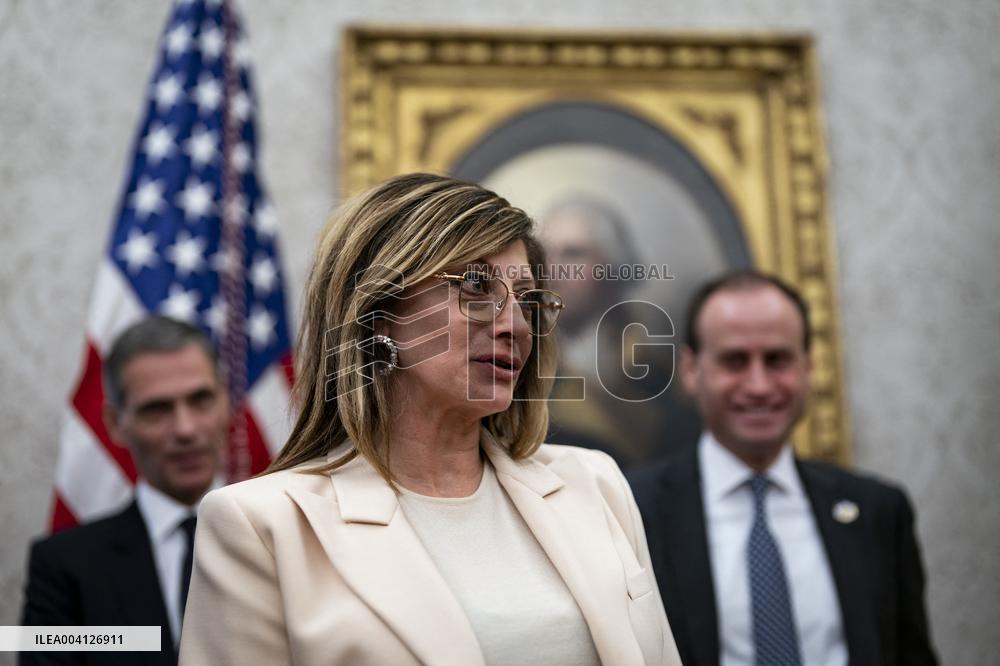 US President Donald Trump Signs Executive Order Pausing USMCA Tariffs