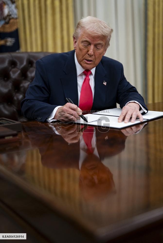US President Donald Trump Signs Executive Order Pausing USMCA Tariffs