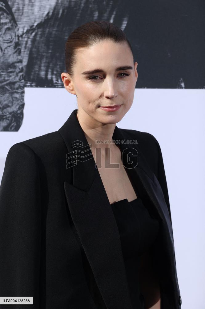 PFW Givenchy Photocall