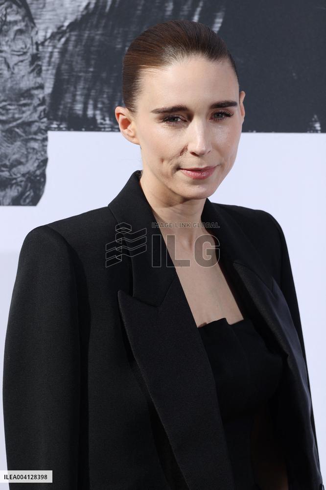 PFW Givenchy Photocall