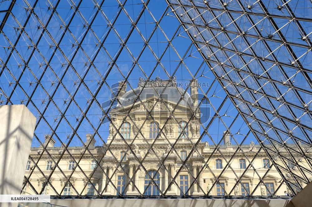 Louvre Museum And Pyramid Illustrations - Paris