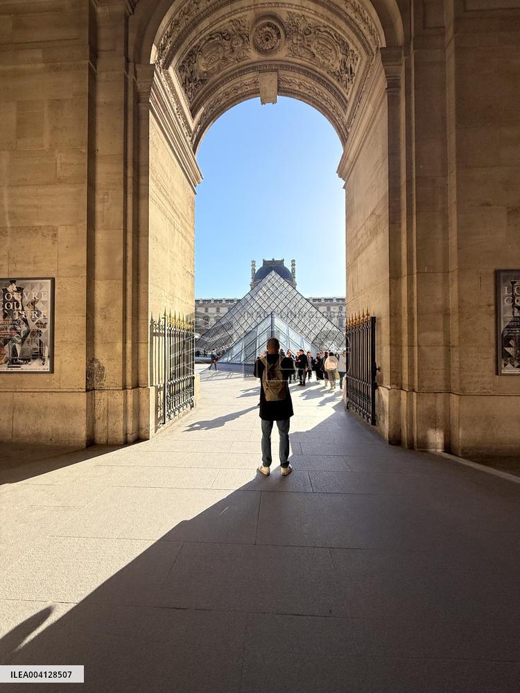 Louvre Museum And Pyramid Illustrations - Paris