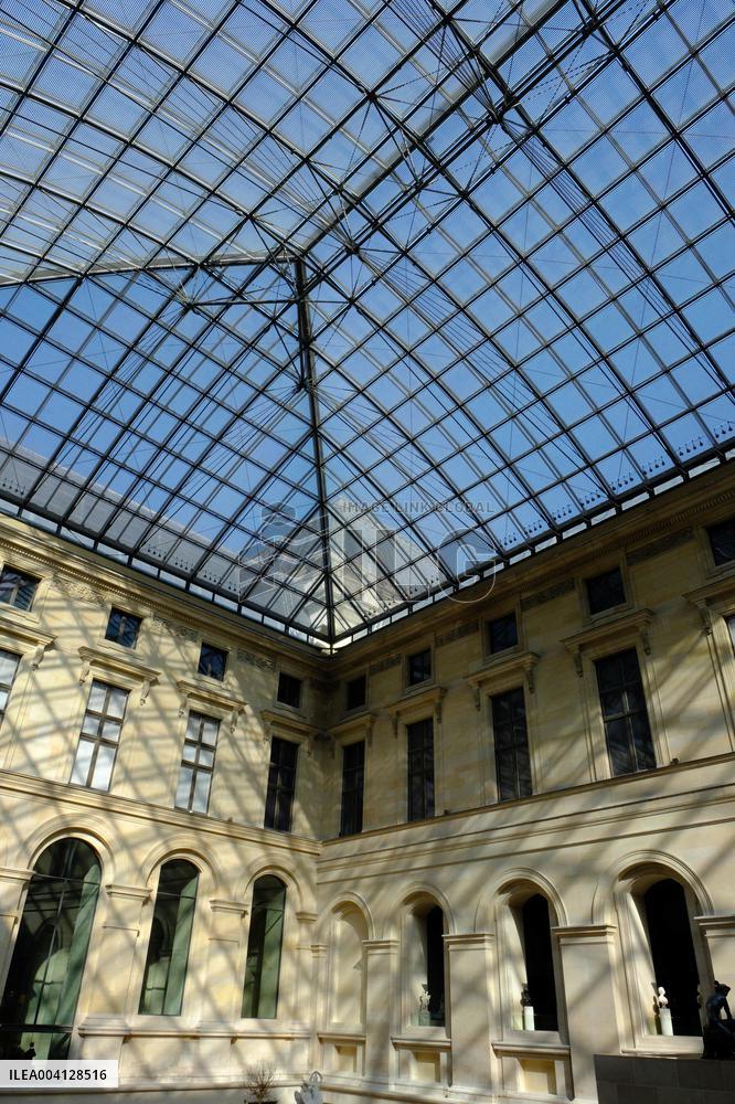 Louvre Museum And Pyramid Illustrations - Paris