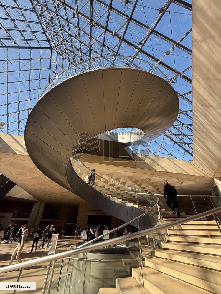 Louvre Museum And Pyramid Illustrations - Paris