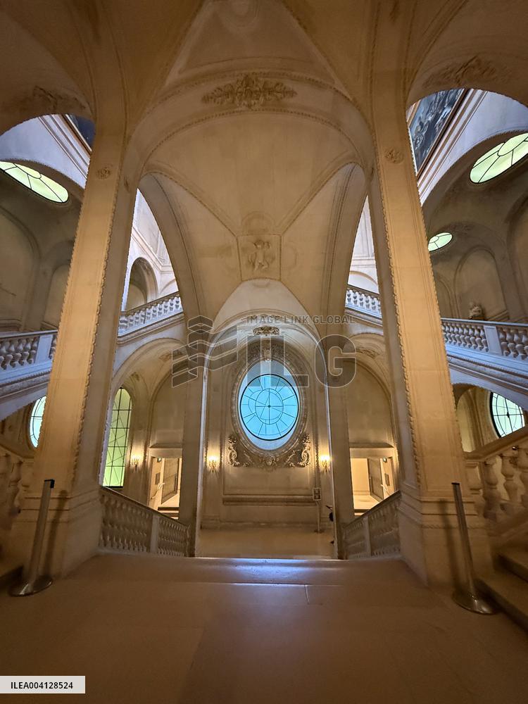 Louvre Museum And Pyramid Illustrations - Paris