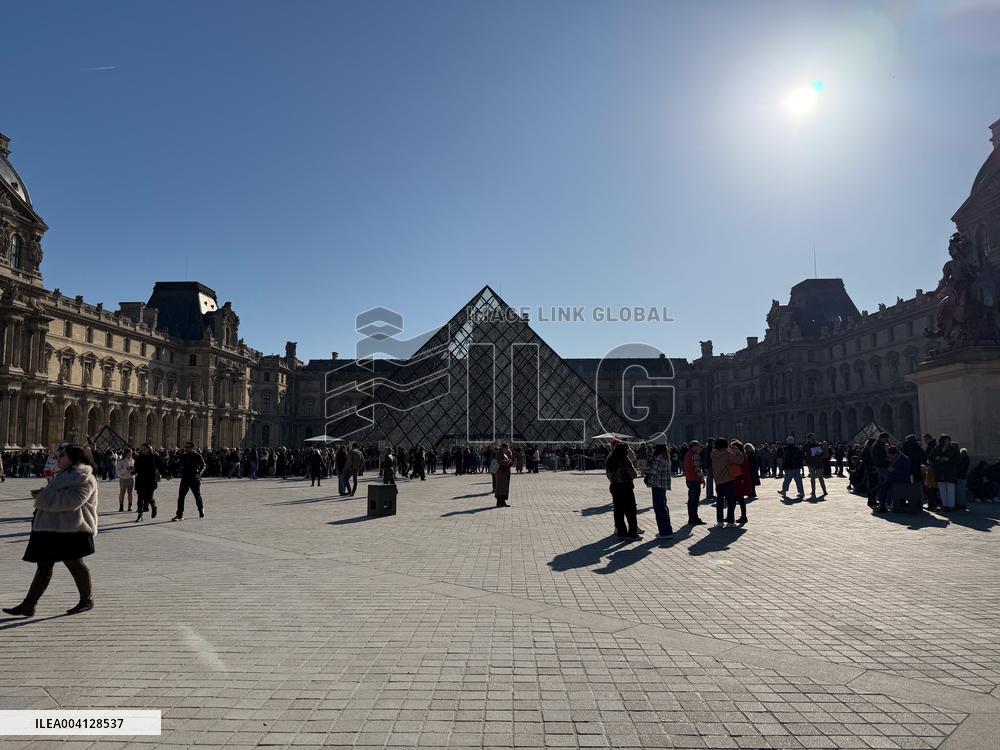 Louvre Museum And Pyramid Illustrations - Paris
