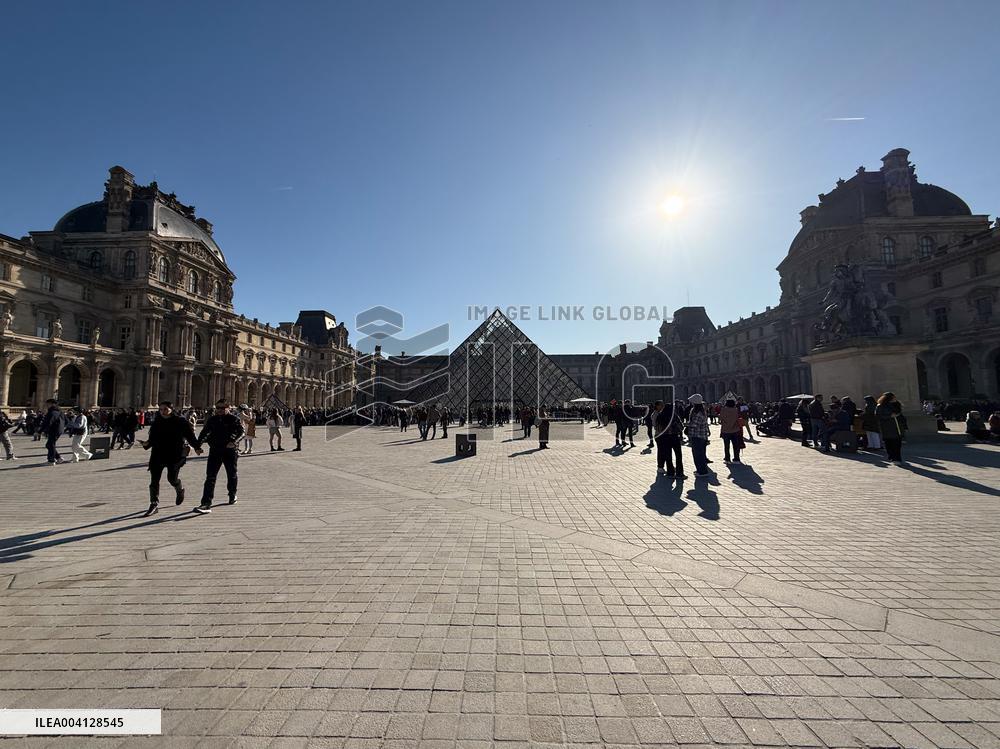 Louvre Museum And Pyramid Illustrations - Paris