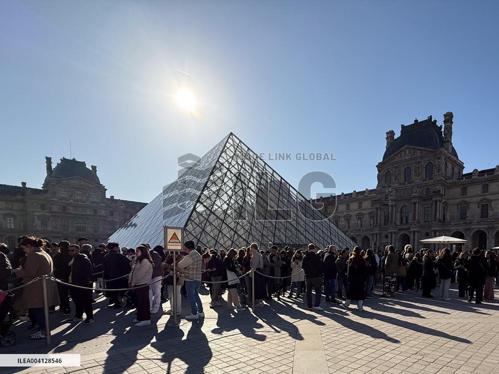 Louvre Museum And Pyramid Illustrations - Paris