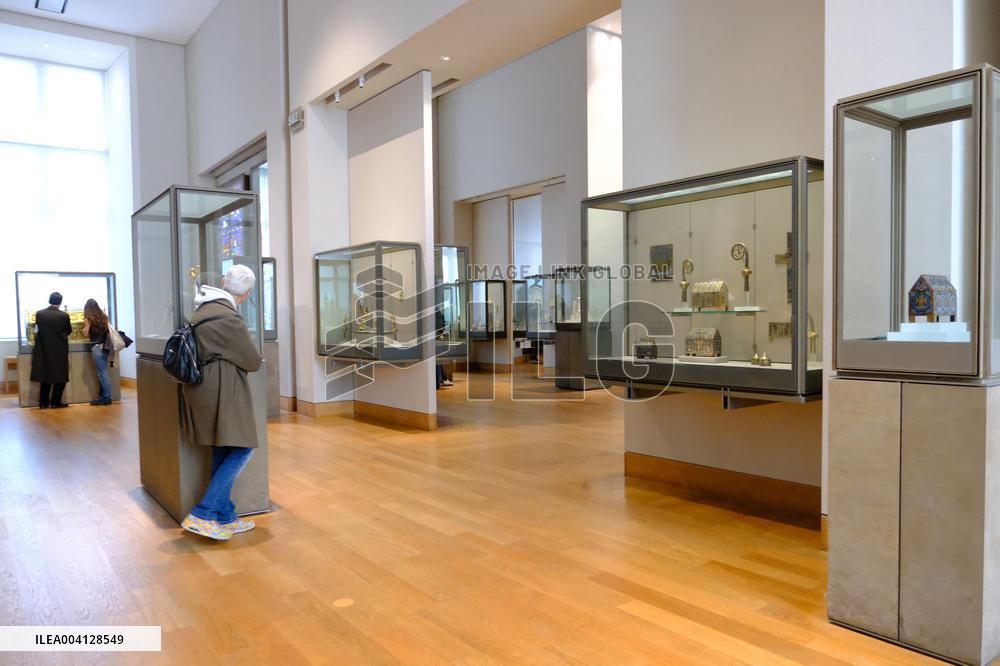 Louvre Museum And Pyramid Illustrations - Paris