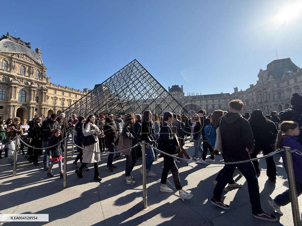 Louvre Museum And Pyramid Illustrations - Paris
