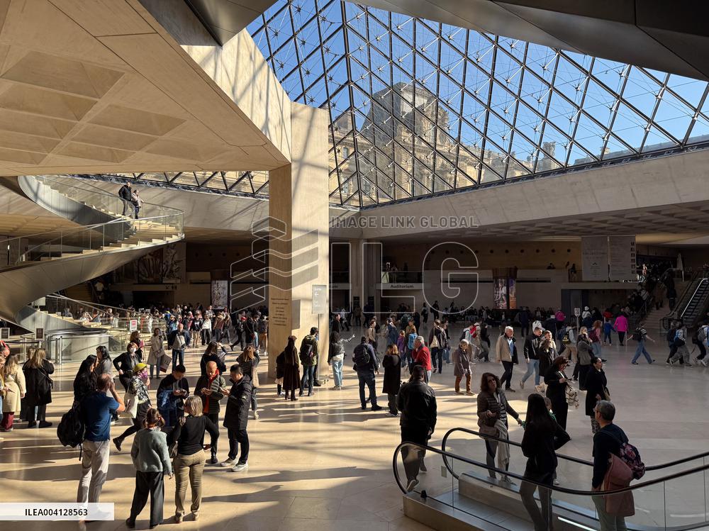 Louvre Museum And Pyramid Illustrations - Paris