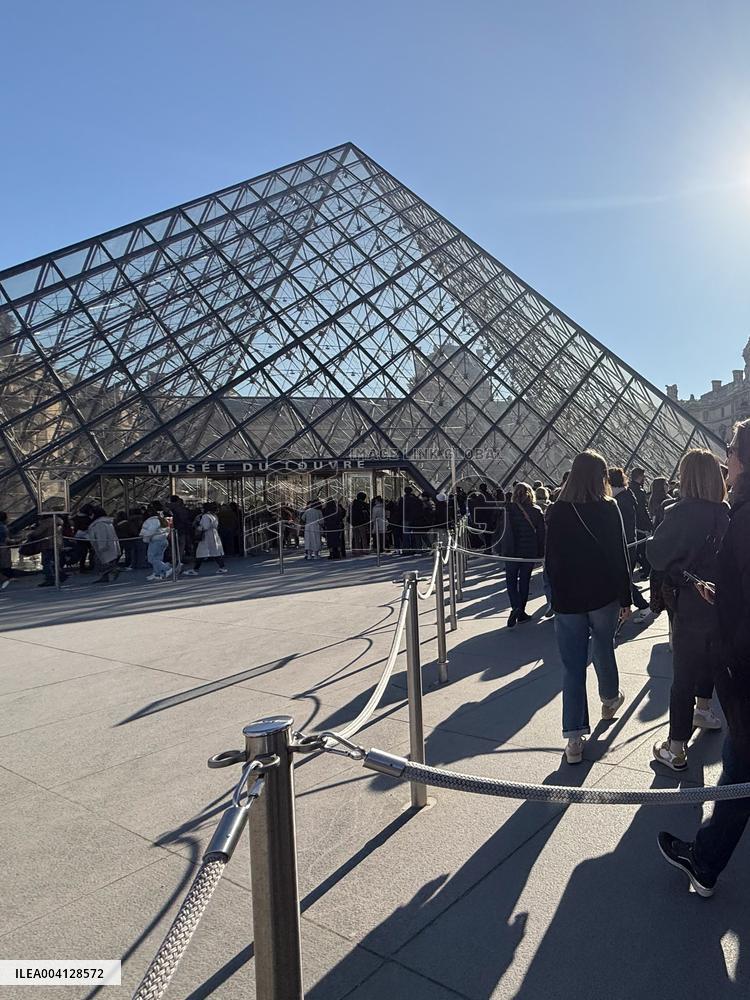 Louvre Museum And Pyramid Illustrations - Paris