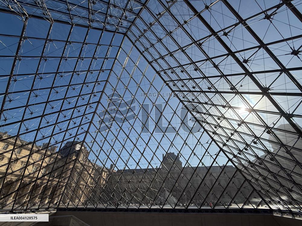 Louvre Museum And Pyramid Illustrations - Paris