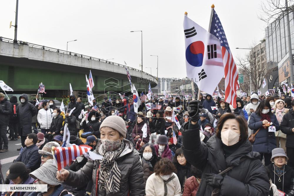 Supporters of S. Korean President Yoon