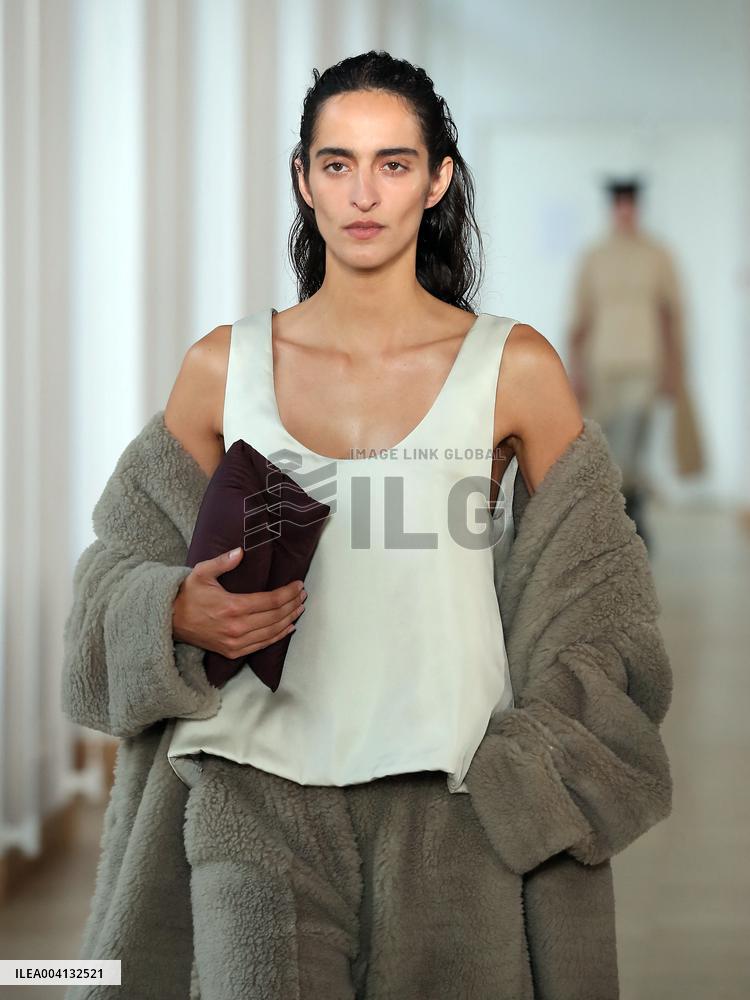 PFW - Christian Wijnants Runway