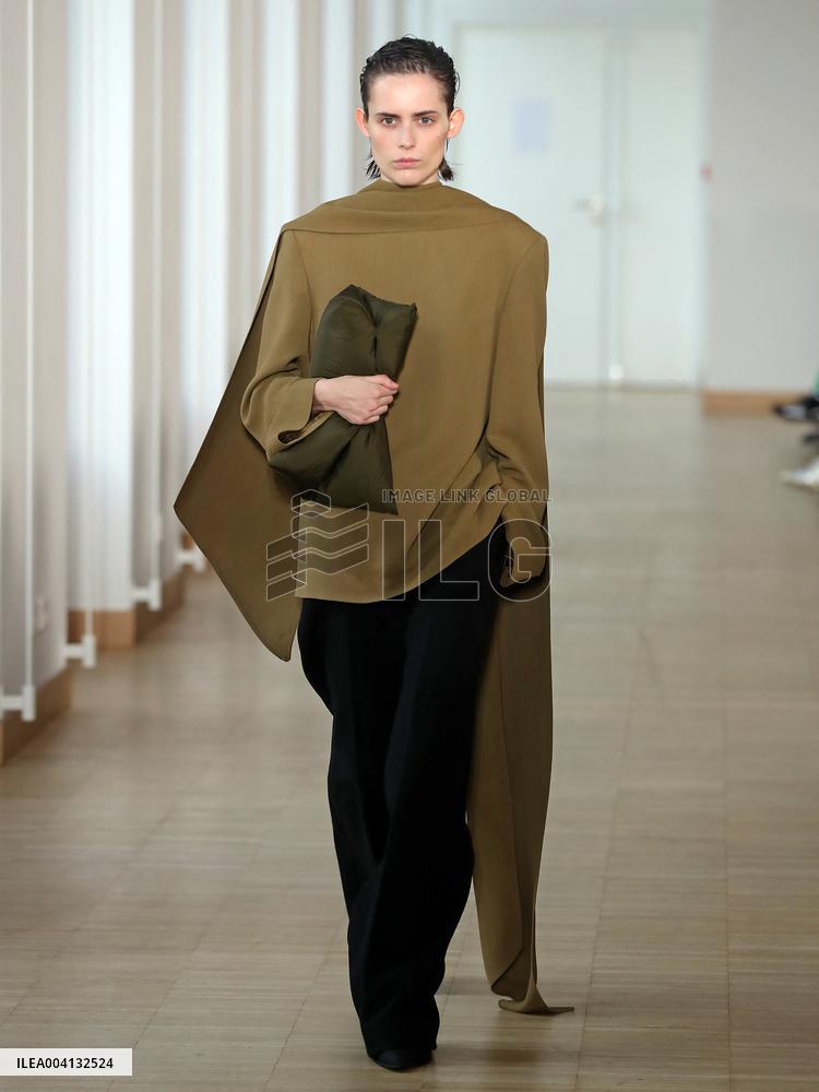 PFW - Christian Wijnants Runway