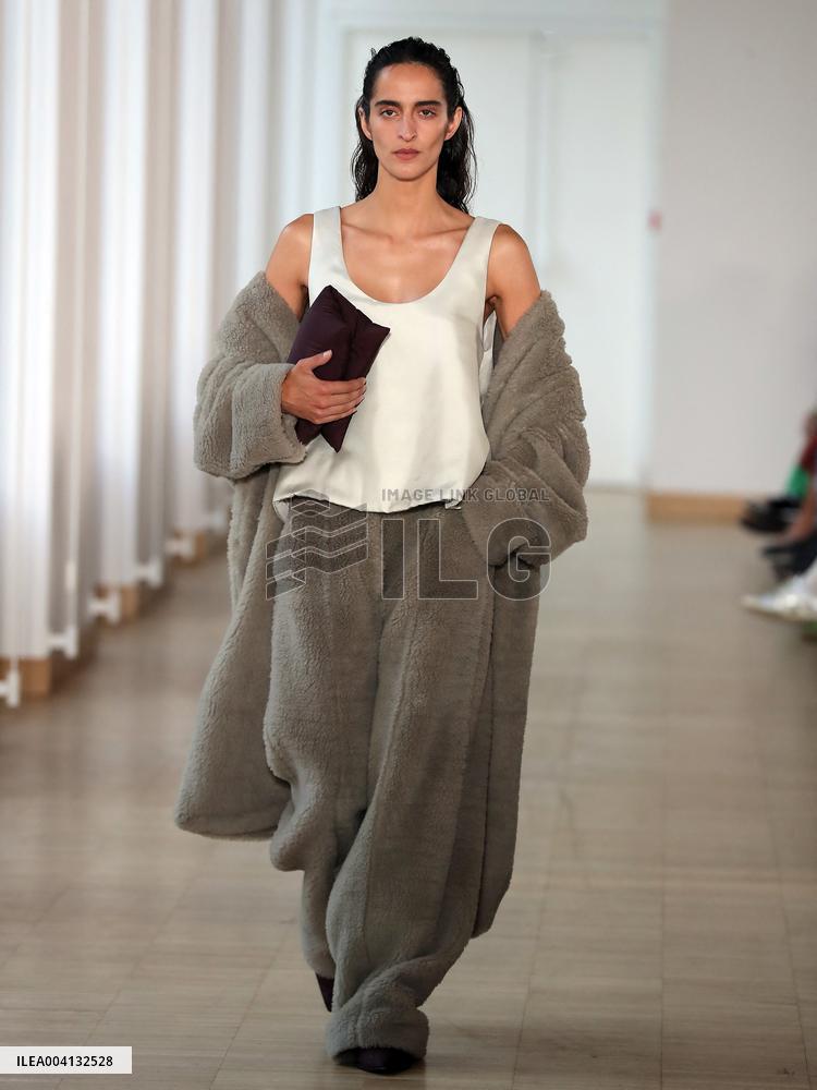 PFW - Christian Wijnants Runway