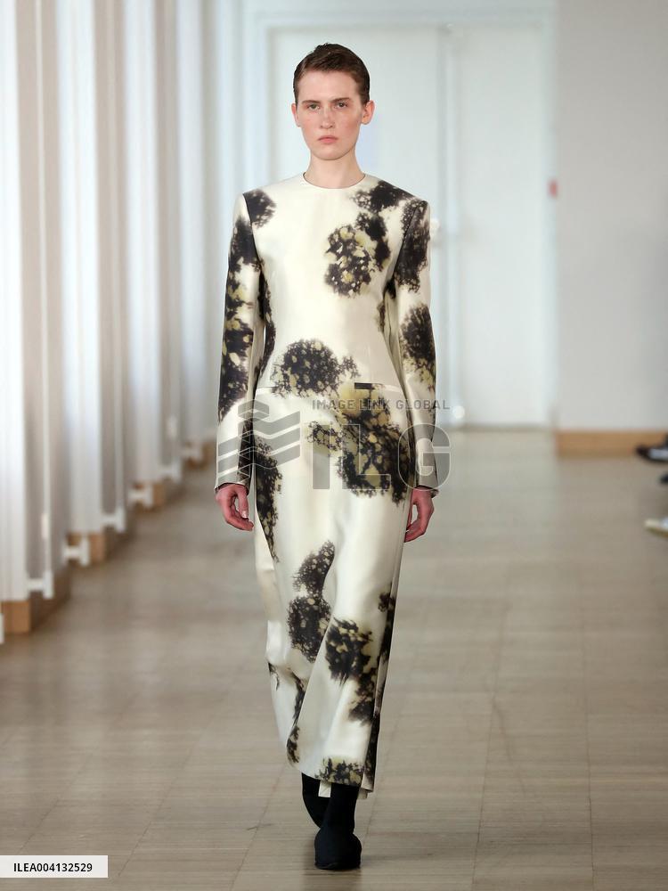 PFW - Christian Wijnants Runway