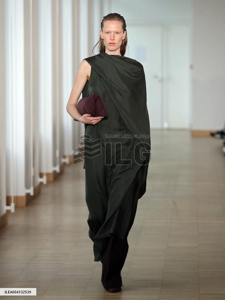 PFW - Christian Wijnants Runway