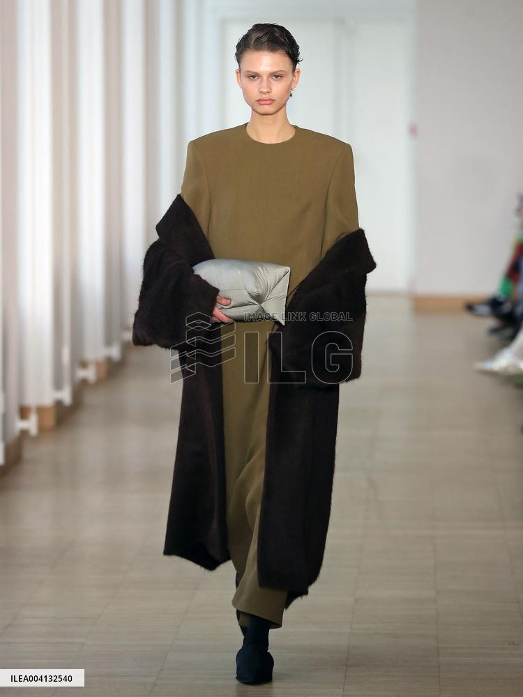 PFW - Christian Wijnants Runway