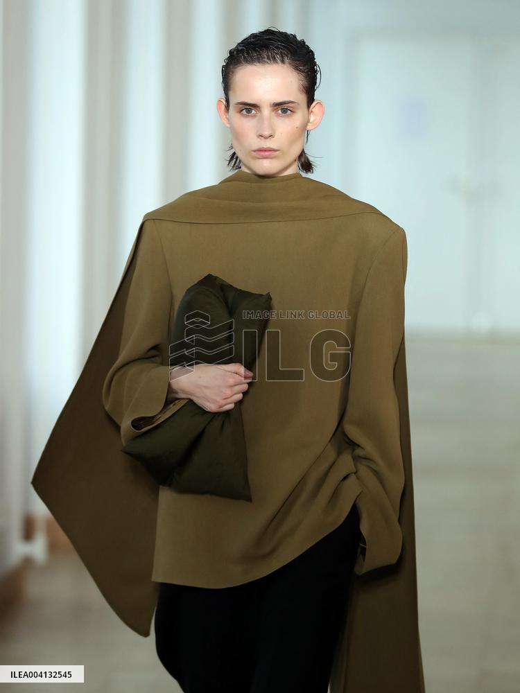 PFW - Christian Wijnants Runway