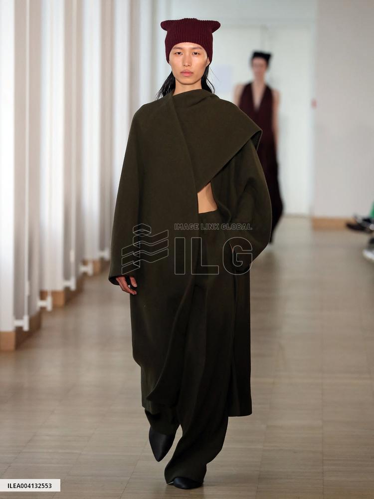 PFW - Christian Wijnants Runway