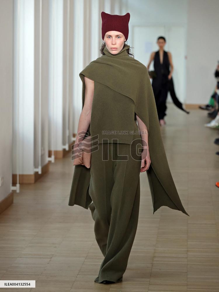 PFW - Christian Wijnants Runway