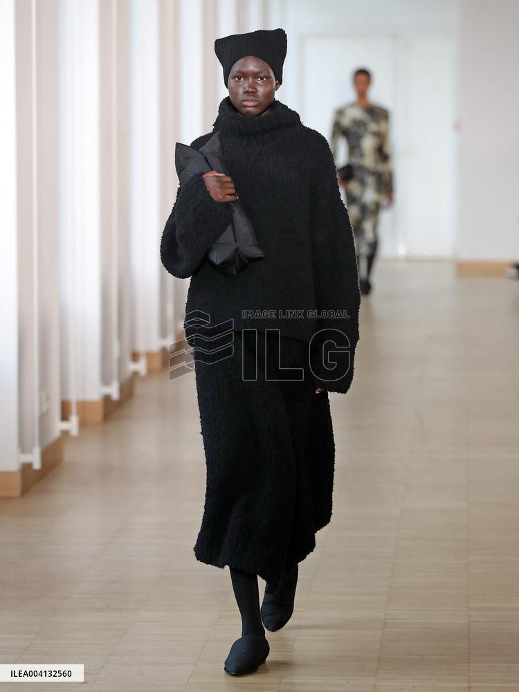 PFW - Christian Wijnants Runway